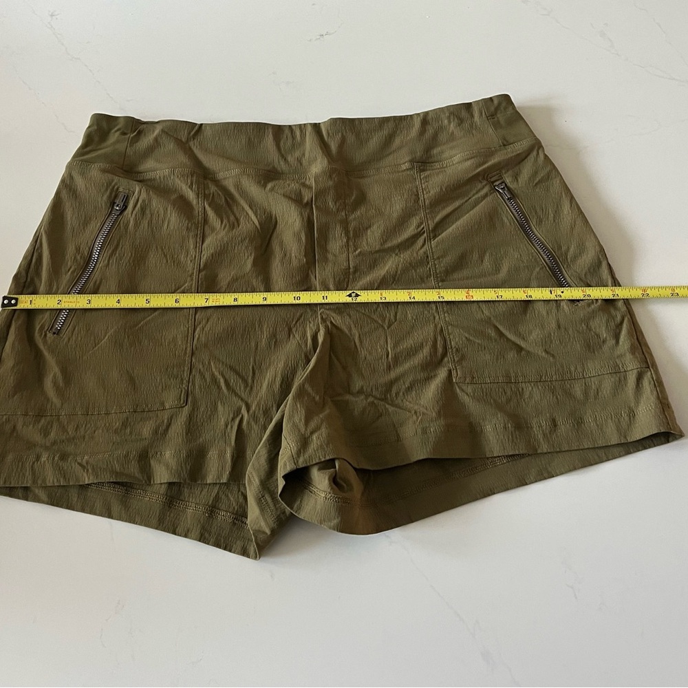 Athleta Olive Trekkie North Mid Rise Shorts Sz 14 - Picture 8 of 8